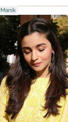 Alia Bhatt Hairstyles, Hair Style On Saree, Saree Hairstyles, Alia Bhatt Photoshoot, Engagement Hairstyles, Indian Wedding Hairstyles, Ethnic Hairstyles, Open Hairstyles, Front Hair Styles