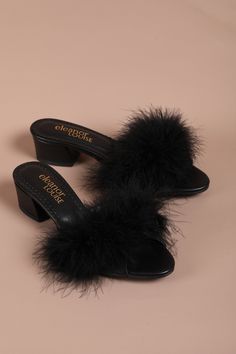 FEATHER SLIPPERS, BRIDAL SLIPPERS, FEATHER HEELS, MARABOU SLIPPERS, WOMEN'S BOUDOIR SLIPPERS, WEDDING SLIPPERS, BRIDE SLIPPERS, BRIDE GIFT Where Comfort Meets Elegance: Eleanor Louise Marabou Feather Slippers Crafted step by step with the finest marabou feathers and premium-grade satin and leather, these slippers combine comfort and sophistication. Meticulously chosen materials and the expertise of artisans are evident in every detail. While the marabou feathers add an extraordinary touch to you Feather Slippers, Bridal Slippers, Feather Heels, Bride Slippers, Wedding Slippers, Silk Satin Fabric, White Feather, Bride Gift, Leather Pattern