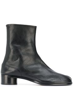 Taking note from Japanese socks that emerged in the 15th century, Maison Margiela's Tabi toe has been a cult detail since the late '80s. Constructed from black leather atop a low heel, these boots from the House are you perfect everyday boot. Featuring a tabi toe, a side zip closure and a low heel. Tabi Boots Men, Maison Margiela Tabi Boots, Margiela Tabi Boots, Chelsea Boots Men Outfit, Boots Men Outfit, Japanese Socks, Tabi Boots, Everyday Boots, Maison Margiela Tabi