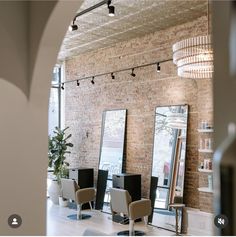 Industrial Salon Design Interiors, Rustic Hair Salon, Vintage Salon Aesthetic, Edgy Salon, Luxury Hair Salon Design, Hairsalon Inspiration, Salon Waiting Area Ideas, Salon Suite Ideas, Small Beauty Salon Interior Design