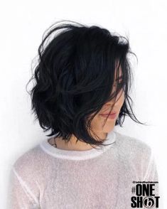 Side-Parted Messy Wavy Bob Hairstyles For Thick Wavy Hair, Wavy Layered Hair, Chris Jones, Thick Wavy Hair, Medium Bob Hairstyles, Thick Curly Hair, Natural Wavy Hair, Haircuts For Wavy Hair, Wavy Bobs