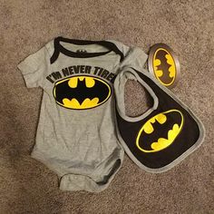 New!! Batman Infant Boy's Nb Onesie With Bib. Batman Baby Room, Baby Boy Stuff, Baby Boy Batman, Racing Baby, Batman Gifts, Baby Batman, Batman Outfits, Goth Baby, Batman Kids