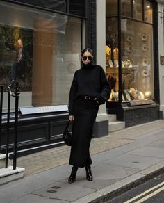 Black Skirt Winter, Long Black Skirt Outfit, Outfit Minimalista, Long Skirt Winter, Winter Mode Outfits, Long Skirt Outfits, Winter Skirt Outfit