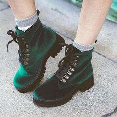 Spring Outfit Women, London Winter Fashion, Graduation Shoes, Winter Mode Outfits, Fall And Winter Fashion, Street Style 2017, Velvet Boots, Green Retro, London Street Style