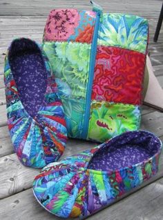 Snappy Slippers & Travel Bag Sewing Slippers, Knitting Quilt, Diy Sewing Gifts, Diy Slippers, Upcycled Bag, Bedroom Slippers, Slippers Pattern, Fabric Accessories, Tote Bag Pattern