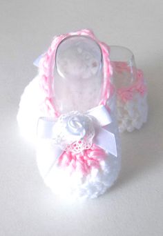 _Pair of slippers, ballerina shape, hand crocheted in 80% acrylic and 20% polyamide baby yarn, OEKO-TEX certified, in white and pink colors in size 1 to 3 months, depending on the weight and size of the child child, remember to check baby's measurements before ordering, on the top of the ballerina a white satin bow with lace and small rose in the center. _Sole length: approximately 9 cm. _Height: 4 cm. _Fast shipping with tracking. Thank you for your visit. White Closed Toe Slippers With Soft Sole, Pink Crochet Round Toe Booties, Pink Crochet Booties With Round Toe, Handmade White Closed Toe Booties, White Crochet Round Toe Booties, White Crochet Booties With Round Toe, Cute White Booties For Baptism, Handmade White Slippers With Round Toe, Crochet Ballerina