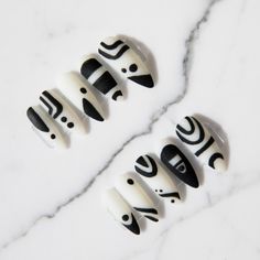 These Gorgeous Abstract B&W Print Nails Are Available To Ship Now In A Size Medium. Gray Halloween Nails, Nails Color Black, Nails School, Stiletto Press On Nails, Bleached Eyebrows, Easy Manicure, Finger Art, Abstract Nail Art, Light Nails