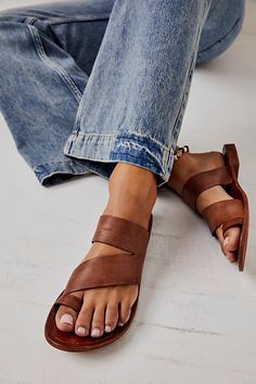 Toe Loop Sandals, Mode Casual, Looks Style, Sandals Summer, Cute Shoes, Summer Shoes, Boho Outfits, Leather Sandals, Me Too Shoes