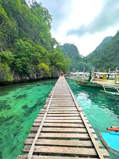 El Nido in Palawan philipines Filipijnen met een goals uitzicht licht water en brug waar je in een lake kon zwemmen en mooie boten zag Palawan Island Aesthetic, Travel Philippines Aesthetic, Phillipines Travel Aesthetic, Palawan Philippines Aesthetic, El Nido Palawan Aesthetic, Philippines Province Aesthetic, The Philippines Aesthetic, Manila Philippines Aesthetic, Phillipines Aesthetic