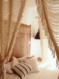 macrame curtains Decorating Living Room Ideas, Cortinas Boho, Handmade Curtains, Salon Suites, Wedding Altars, Rooms Ideas, Boho Curtains