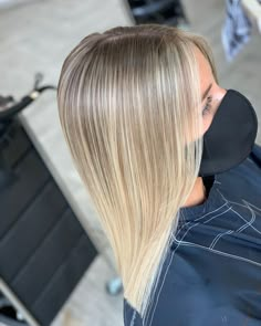 Root Smudge Light Brown, Blonde With Brown Root Smudge, Seamless Blonde Balayage, Balayage With Brown Roots, Brown Root Blonde Hair, Blonde Balayage Brown Roots, Sombre Blonde Balayage, Blonde Balayage With Brown, Blonde Highlights Dark Roots