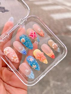 Beige Nails With Flowers, Nail 3d Art, Incapcilated Acrylic Nails, Tropical Makeup Look, Tropical Acrylic Nails, Hawaii Nails Ideas, 3d Summer Nails, Nails Beachy, Sea Shell Nails