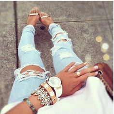 Ripped jeans all the way Looks Jeans, Light Jeans, Bohol, Cooler Look, Outfit Trends, Destroyed Jeans, Carrie Bradshaw, Looks Style, Mode Inspiration