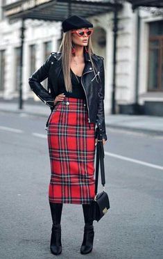 Red Plaid Skirt Outfit, Red And Black Outfits, Plaid Skirt Outfit, Red Plaid Skirt, Paris Chic, Plaid Outfits, Plaid Skirt