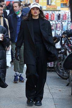 Black Monochromatic Outfit, Nyc Fits, Classic Style Outfits, Fall Fit, Celebrity Street Style, Autumn Outfit, Outfit Inspo Fall, Lookbook Outfits