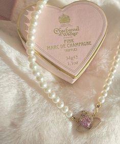 Princess Aesthetic Items, Necklace Gift Aesthetic, Princess Accessories Aesthetic, Pearl Aethstetic, Princess Core Accessories, Princess Necklace Aesthetic, Pearl Room Aesthetic, It Girl Accessories, Pink Aesthetic Accessories