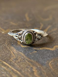 Natural Peridot Silver Ring Dainty Ring 925 Sterling Silver - Etsy Minimalistic Ring, Look 80s, Green Jewellery, Engagement Ring Gemstone, Jewellery Ring, Indie Jewelry, Zierlicher Ring, Estilo Hippie, Dope Jewelry