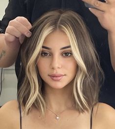 Short Hair With Blonde Money Pieces, Brown Hair With Chunky Money Piece, Brown Lob With Money Piece, Blond Money Piece Short Hair, Money Piece Long Bob, Trendy Highlights For Short Hair, Bob Hairstyles With Money Pieces, Blonde Front Brown Back, Ash Brown Short Hair With Highlights