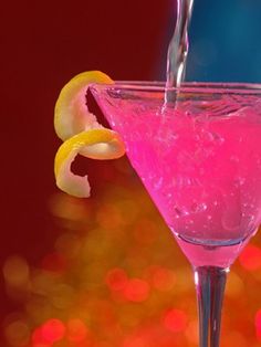 Pink Passion: peach schnapps, tequila, cranberry juice, and sprite..OMG! @Kelsey Myers Myers Hays we need to try these Tequila Rose, Decorações Com Comidas, Pink Passion, Lemon Lime Soda, Pink Drink, Peach Schnapps, Vodka Drinks, Jello Shots, Halloween Drinks