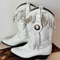 Vintage ACME White Fringe Cowgirl Boots With Metal Buckle Detailing 

🌞 Size 8 
💛 Please DM us FIRST before purchasing any bundles!! We will apply a groovy discount for you
✨All orders over $50 include a free canvas tote bag!🛍️

Thanks for shopping with Caliko😽

#cowgirl #boots #western #fringe #acme Fringe Cowgirl Boots, White Fringe, Free Canvas, Boots Western, Cowgirl Boots, Thanks For Shopping, Metal Buckles, Canvas Tote Bag, Canvas Tote