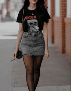 Grunge Fall Outfits, Fall Grunge, Look Grunge, Denim Skirt Outfits, Alt Outfits, Look Rock, Vintage Band Tees, Rock Outfits, New Rock