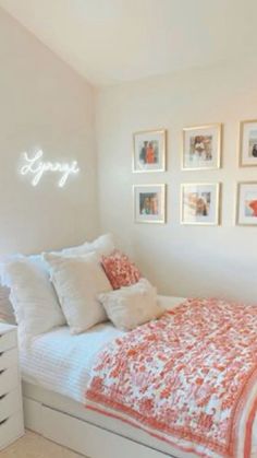 dorm room inspo, dorm room ideas, dorm room essentials, dorm room decor Sorority Room, Dorm Room Styles, College Dorm Room Decor, Dorm Room Designs, Dorm Room Inspiration, Dekorasi Kamar Tidur, College Room, Preppy Room Decor, Preppy Room