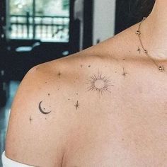 Tatuagem do céu Tato Minimal, Moon Tattoos, Collar Bone Tattoo, Classy Tattoos, Discreet Tattoos, Dainty Tattoos