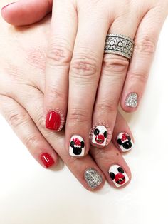 Minnie Mouse Nails Christmas, Christmas Nails Winter Disney, Christmas Minnie Nails, Mickey Mouse Christmas Nails Design, Mickey And Minnie Christmas Nails, Disney Christmas Short Nails, Mickey Christmas Nails Design, Minnie Christmas Nails, Disney Nail Designs Christmas