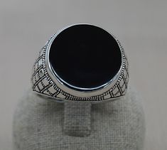 Silver Signet Ring. Onyx Signet Ring, Hipster Ring. Art Deco Signet Ring. Men's Silver Onyx Ring. Black Signet Ring. Zodiac Ring. Natural black stone signet ring for men. The silver of this ring is finely engraved on the ring the black gem is flat and round. A fashion accessory for every day and for any occasion! TECHNICAL SHEET : Material: Sterling silver marked 925 (925/1000) Weight: 23.6 grams Type of semi precious stone: Onyx Gemstone size: 20 x 20 mm Gem Weight: 9.54 carats Other choices of Black Signet Ring, Hipster Rings, Onyx Signet Ring, Zodiac Rings, Black Gems, Silver Signet Ring, Ring Art Deco, Ring Black, Onyx Ring