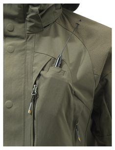 Removable hood with drawstring regulation "Easy movement" to guarantee a good visual; Inner collar in warm and comfortable microfleece; Closure with YKK zip and zip cover with pressure buttons; Abrasion resistant inserts for protection on shoulders, elbows and bottom; Large front pocket with inner organization for radio and other accessories; Side pockets with YKK zip; Velcro regulation on the wrists; Washable and fully openable gamebag with YKK zip; Drawstring at the bottom; Removable suspender "Beretta Hands Free" Functional Windproof Windbreaker For Hunting, Functional Parka With Pockets For Outdoor Activities, Technical Clothing, Tactical Clothing, Functional Accessories, Jackets Online, Sport Wear, Outdoor Apparel, Pocket Detail