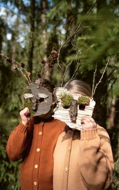 Herbstliches Basteln mit Kindern und Naturmaterialien –wie man aus abgefallenen Baumrinden wilde Masken herstellen kann. Landart Ideas, Halloween Kita, Forest School Activities, Montessori Art, Nature Projects, Nature School, Farm Lifestyle, All The Small Things, Forest School