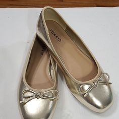 Torrid Womens Shoes Ballet Flats Slipons Gold Holiday Bow 10ww Euc. Pre-Owned, Look Barely To Never Worn. (S361) Preppy Business Casual, Bow Shoes Flats, Polka Dot Flats, Shoes Ballet Flats, Gold Ballet Flats, Gold Holiday, Black Slip On Shoes, Vintage Chanel Handbags, Gold Flats