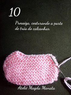 a crocheted pink mitt is being worked on by a knitting needle with the words, 10 prasia costurando a parte de bres de calcanhar