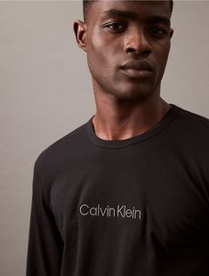 Cut in a regular fit for a classic look and feel, this sleep tee is crafted from 100% cotton for lasting comfort. Styled with an embroidered Calvin Klein logo across the front and tonal topstitching.  Material: 100% Cotton. Classic Looks, Calvin Klein, Sleep, ? Logo