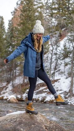 Find the perfect womens hiking outfit for your next adventure with our expert tips and recommendations. Stay comfortable and prepared on the trails. Cold Hiking Outfit Women, Cold Hiking Outfit, Winter Hiking Outfit Women, Hiking Outfit Ideas, Winter Style Guide, Fall Hiking Outfits