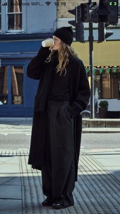 Beanie Outfit, Skandinavian Fashion, Mode Inspo, 가을 패션, Mode Inspiration, Black Outfit, Black Coat, Look Fashion, Classy Outfits