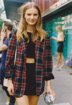 Tilda Lindstam, Grunge Outfits 90s, Stile Kendall Jenner, Maxi Blazer, Fashion 90s, Look Retro, Grunge Look, 90s Outfit, Outfit Trends