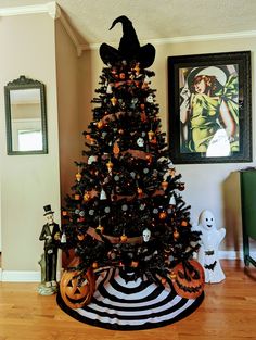 a black and white christmas tree decorated with pumpkins, jack - o'- lanternes and other decorations