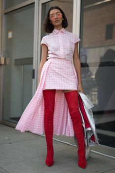 Street Style New York, Quoi Porter, New Street Style, Street Style Edgy, Red Boots, Street Style Trends, Street Style Chic, Moda Vintage, Street Style Inspiration