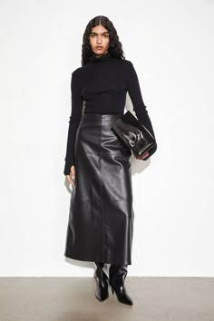 Leather Long Skirt Outfit, Long Black Leather Skirt Outfit, Leather Skirt Street Style, Midi Rok Outfit, Long Leather Skirt Outfit, Maxi Leather Skirt, Midi Rock Outfit, Work Outfits Frauen, Leather A Line Skirt