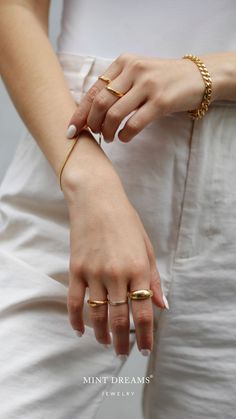 Accesorios anillos, pulseras dorados de acero inoxidables Dreamy Jewelry, Chunky Earrings, Hand Model, Jewelry Picture