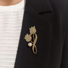 Elegant shiny tulip flower brooch DETAILS: Long: 4.5 cm Wide: 3cm Elegant gold tulip flower ladies brooch, a trendy accessory for all your outfits! This beautiful and glamorous tulip flower brooch with crystal pearls and rhinestones is the perfect accessory to add a touch of sparkle to your outfit. The gold-tone metal pin allows you to easily attach the brooch to your clothes for a glamorous look. Its delicate design is perfect as an accessory for formal occasions, dresses and jackets, adding an elegant and stylish touch to your look. Whether you are attending a gala, party or special occasion, this beautiful fashion accessory is sure to add a touch of elegance and charm to your ensemble. Elegant Gold-tone Brooches For Formal Occasions, Elegant Gold Flower Lapel Pin, Elegant Rose Gold Flower Brooches, Elegant Gold Flower Brooch, Elegant Gold Flower Brooches, Gold Flower-shaped Brooch For Gift, Luxury Gold-tone Brooches For Formal Occasions, Luxury Gold Flower Shaped Brooches, Gold Scarf