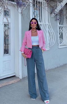 Cropped Blazer Outfit, Barbiecore Outfit, Casual Work Outfits Women, Stylish Work Attire, Pink Blazer, Casual Work Outfits, Pantalon Large