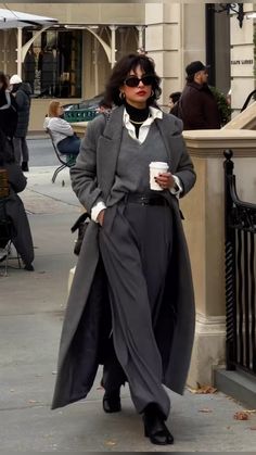 Paris Fall Street Style 2024, Rich Ceo Woman Outfit, Paris Old Money Aesthetic, Classy College Outfits, Old Money Outfits Winter, Grey Coat Outfit Winter, Female Ceo, Old Money Fashion, Female Office