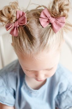 A trendy style this pigtail hair bow set is a must for your daughter's outfits. Every girl needs a pair of hair clips that are trendy and feminine. The perfect fit for any child. You can use them as pigtail clips or use one bow for ponytails and holding bangs back. Some features of our hair bows include:  - Available in 1 size only; bows are 3 inches in size. - Made from 100% cotton fabric.  - Fabric is rose pink in colour. -This listing comes with 2 bows. - CPSC compliant and meets Canadian sta Cute Toddler Hairstyles, Pigtail Hair Bows, Easy Little Girl Hairstyles, Girl Hair Dos, Toddler Hairstyles, Toddler Hairstyles Girl, Hair Bow Sets, Pigtail Hairstyles