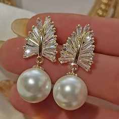 Gorgeous wedding earrings.  Leaf shape with artificial crystal and pearl analogue.  An elegant choice, classic and exclusive. Cristal Earrings, Wedding Dangle Earrings, Pearl Pendant Earrings, Fashion Bride, Dangle Earrings Wedding, Hot Jewelry, Sparkle Earrings, Wedding Jewelry Earrings, Trendy Earrings