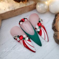 85+ Genius Christmas Nail Art Ideas | Winter Nail 2023 Trends Elegant Stilleto Nail Designs, Nail Salon Christmas Decor, Christmas Bling Nails Rhinestones, Christmas 3d Nail Art, Charli Xcx Nails, X Mas Nails Design, Red And Green Christmas Nail Designs, Christmas Bling Nails, Crazy Christmas Nails