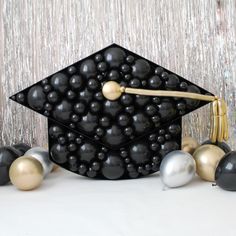 grad cap balloon mosaic with balloon diploma Black And Gold Grad Party, Balloon Mosaic, Balloon Colors, Backyard Graduation Party, Deco Ballon, Senior Graduation Party, Grad Hat, Graduation Party Diy, Graduation Party Planning