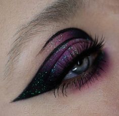 Scorpio Makeup, Zodiac Makeup, Color Eyeliner, Gothic Makeup, Creative Eye Makeup, Goth Makeup