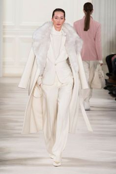 31 Trajes para Novias con Pantalones - Bodas 2014 Wedding Trends, Bridal Pantsuit, Ralph Lauren Fall, London Fashion Weeks, Coat Trends, Chic Coat, New York Fall, Fashion Articles, Coat Winter